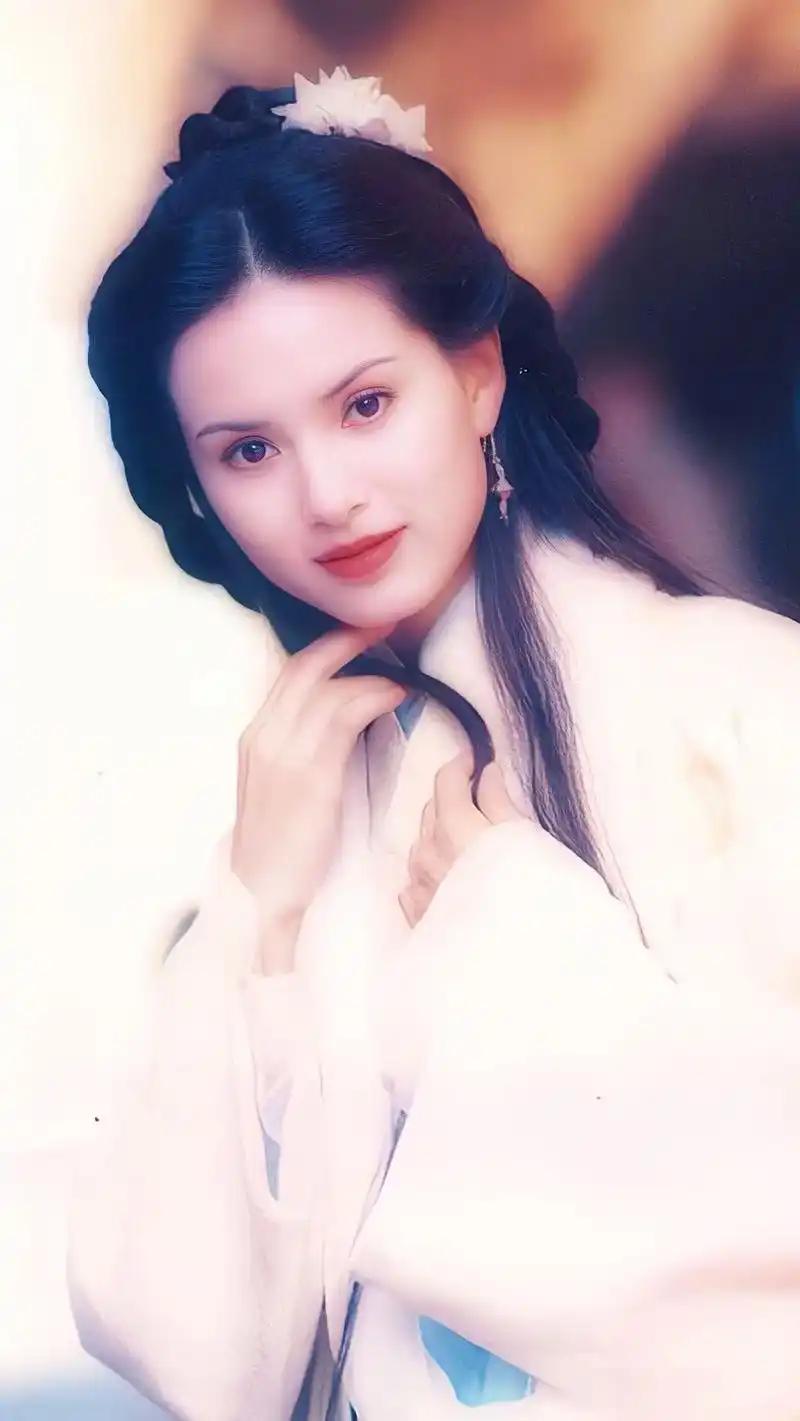 金庸晚年为什么要改写王语嫣的结局，怕不是昏了头！改后的结局:让王语嫣离开段誉