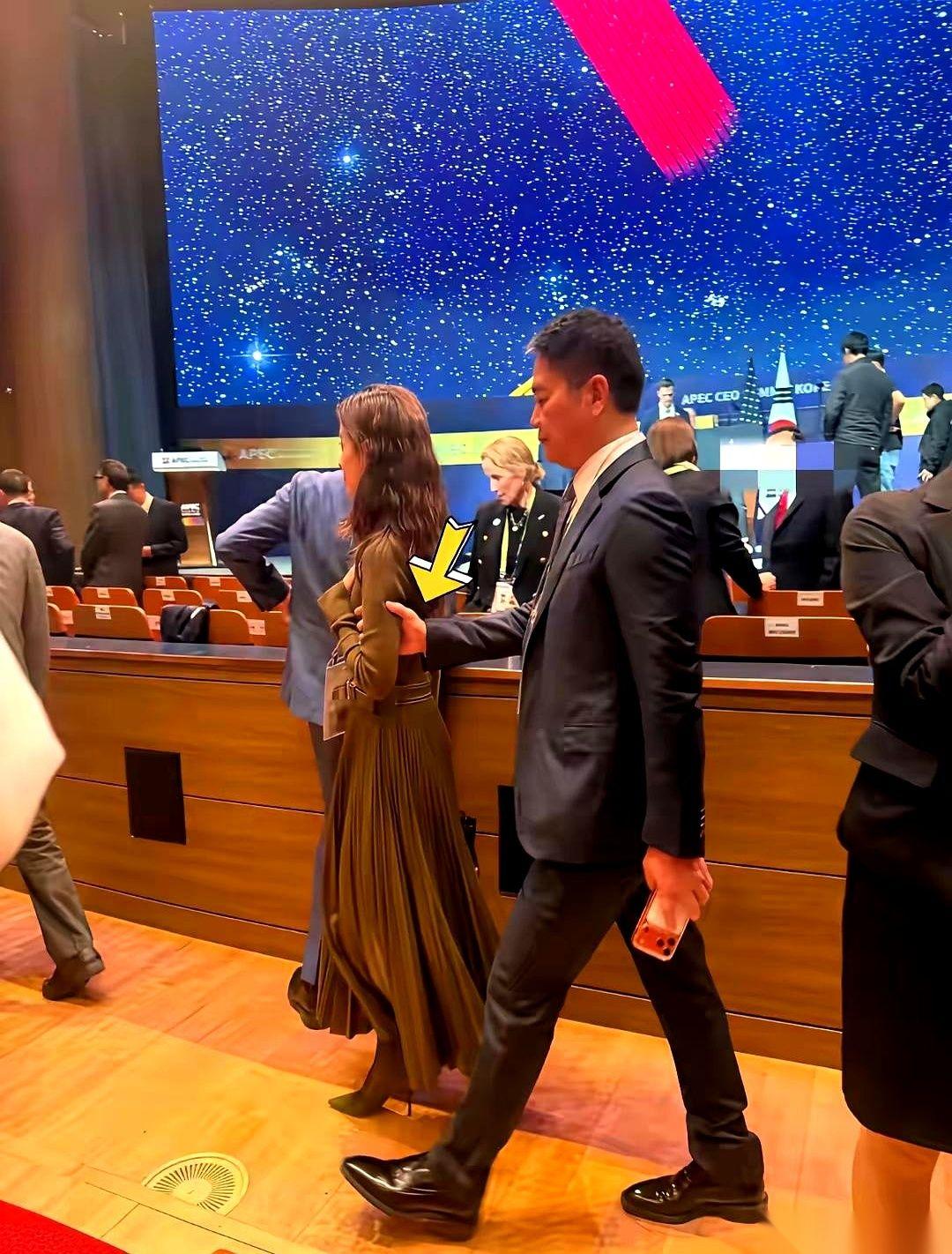 最真实的一幕,不是他搀着她的胳膊,走过主席台的万众瞩目。也不是他手上那个亮瞎眼