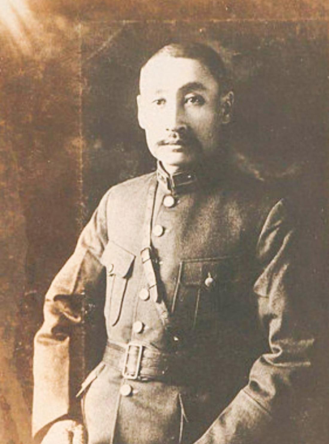 1931年，日军逼近齐齐哈尔，40岁少将谢珂下令开库取出99挺机枪，有人拦他说督