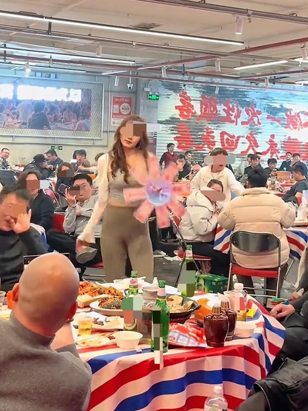 徐州大排档确实很火，特别是小姐姐热舞环节，看得让人热血喷张！真担心那些微醺的