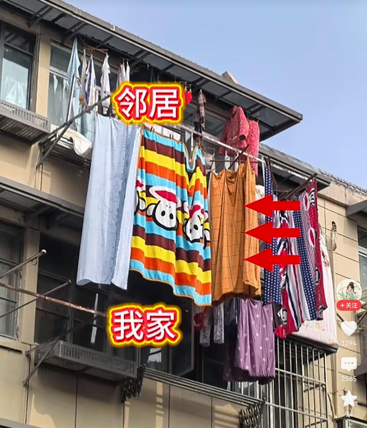 在家里窗户边吃烧烤火锅肯定不违法。