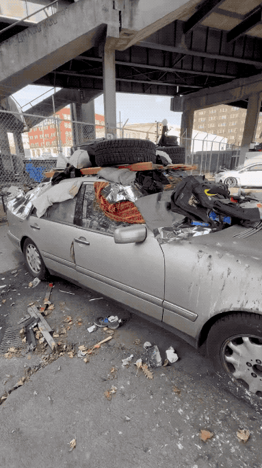 还是美国无家可归者上档次：奔驰E320当房车，硕大立标极其显眼！这是美国网友在俄