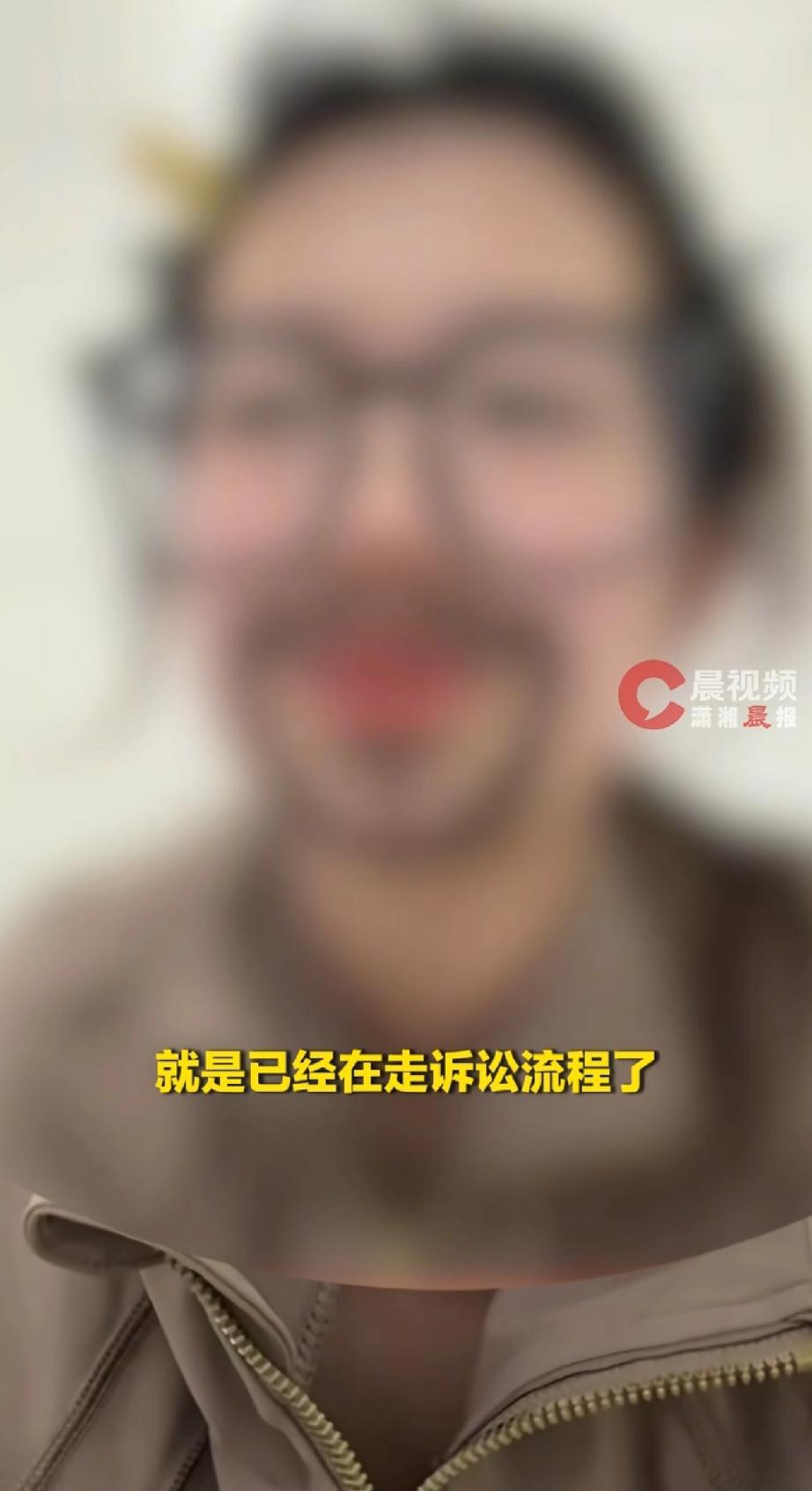 女子咽不下这口气，她下定决心要和4岁孩子走法律流程。网友齐呼，4岁孩子知道啥，