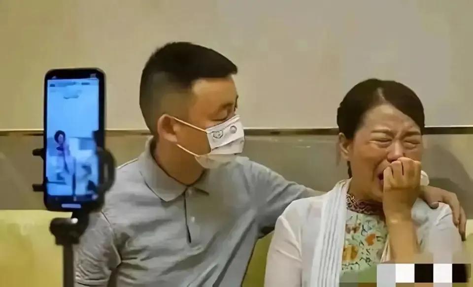 郭威与姚策儿时差别大，物质悬殊大！‌郭威的童年‌生活在河南驻马店，照片显示他