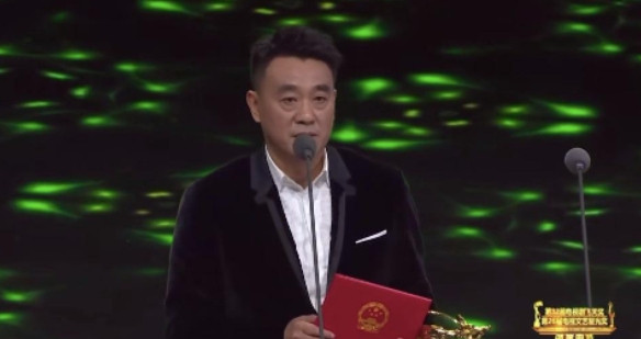 2018年，何冰“击败”张嘉译拿了白玉兰奖最佳男演员奖，上台领奖时，主持人给他挖