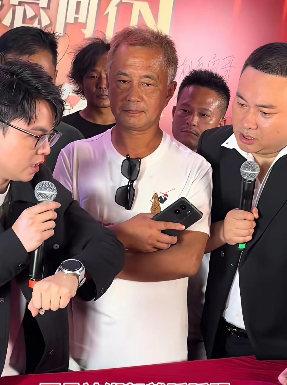 沈巍先生第一次走红毯就吃了一个哑巴亏！按理说以他目前的人气，给卖货站台一