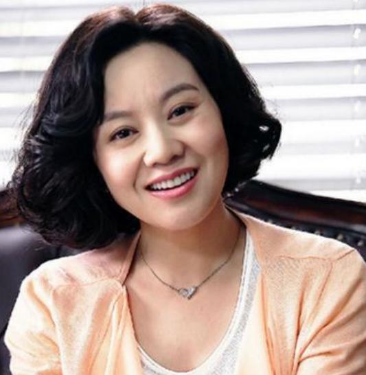 闫妮去买房，售楼小姐随便一指：这套400平，才1200万，买吗，闫妮一句话，让她