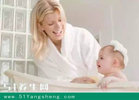 千万别这样给孩子洗澡了! 会毁掉孩子一生!