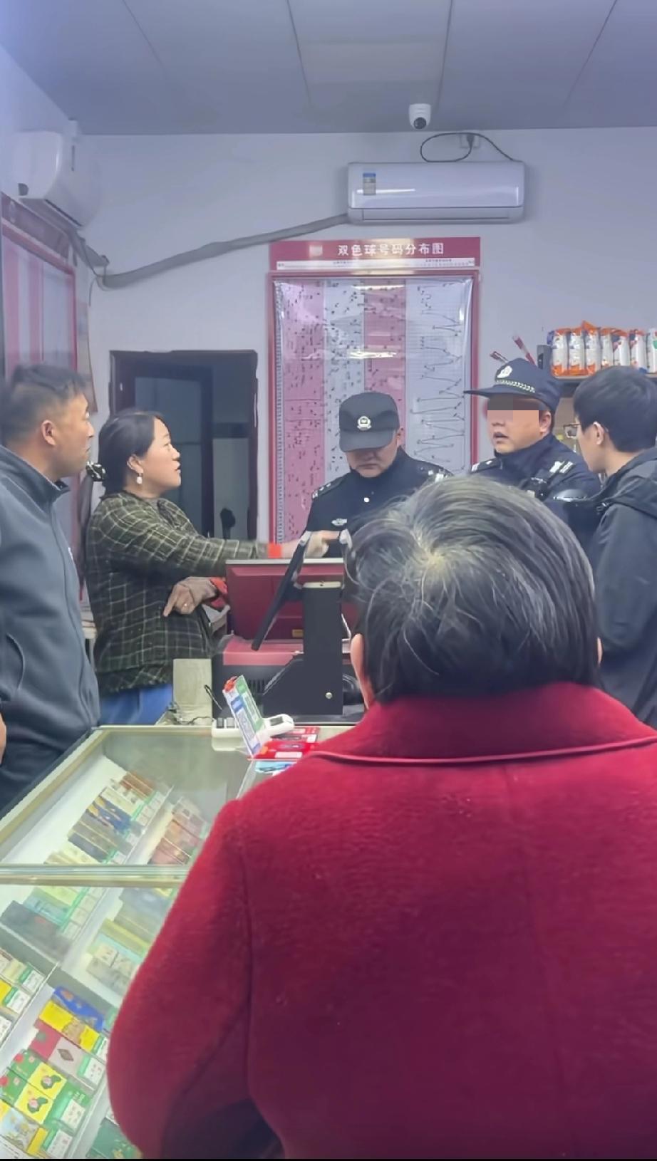 浙江金华一福利彩票店内，小伙子刮刮乐喜中10万大奖，可福彩店老板以小伙子没有付彩