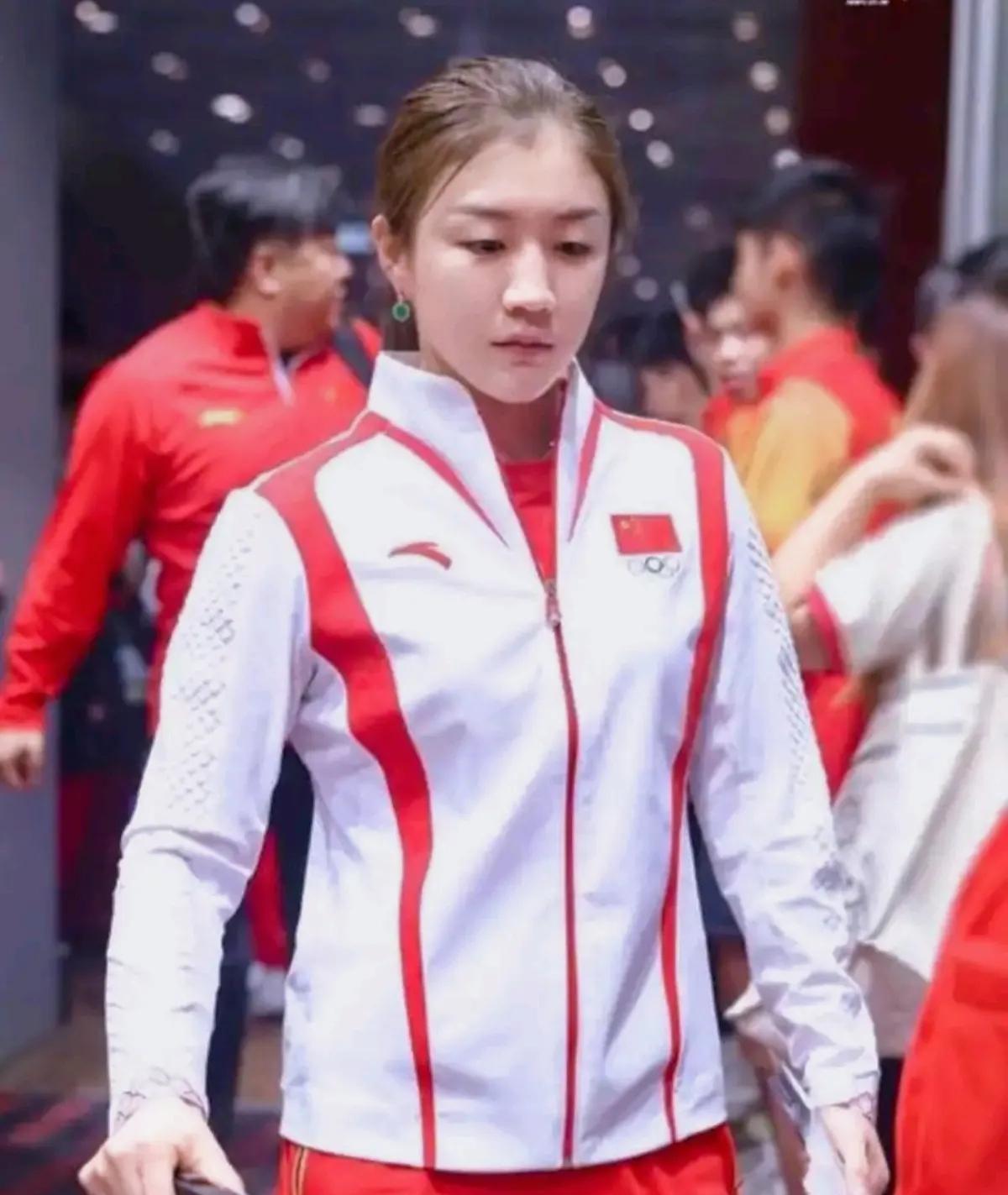 那就是看着网上那帮人替陈梦惋惜，我差点笑出声。放着国家队教鞭不执，非要回山东