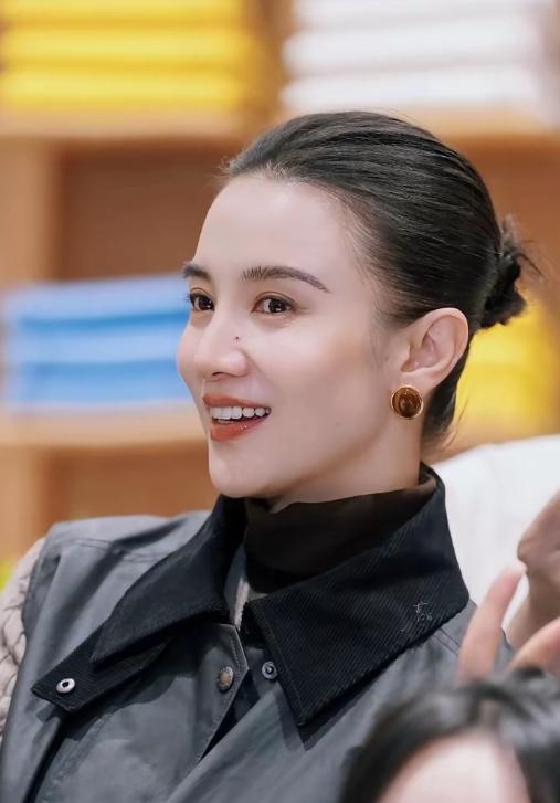 主持人问杨天真：“你最喜欢哪种艺人？”杨天真说：“我最喜欢宋佳这种艺人。”主持人