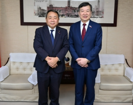 9月11日，刚被中方制裁的石平发了一张照片，他在东京会见了台湾的驻日代表李逸洋。