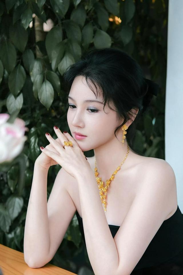陈小纭，实打实丰满性感尤物，美得让人挪不开眼陈小纭现在戏约不断，古装现代剧