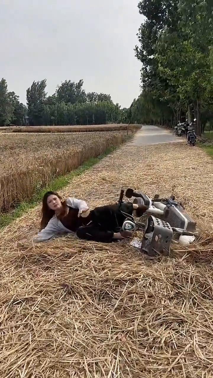 俺大娘俺大爷，这麦秸可能白摊恁厚，幸亏我年轻。你要是碰见那小孩，那老人这咋弄？这