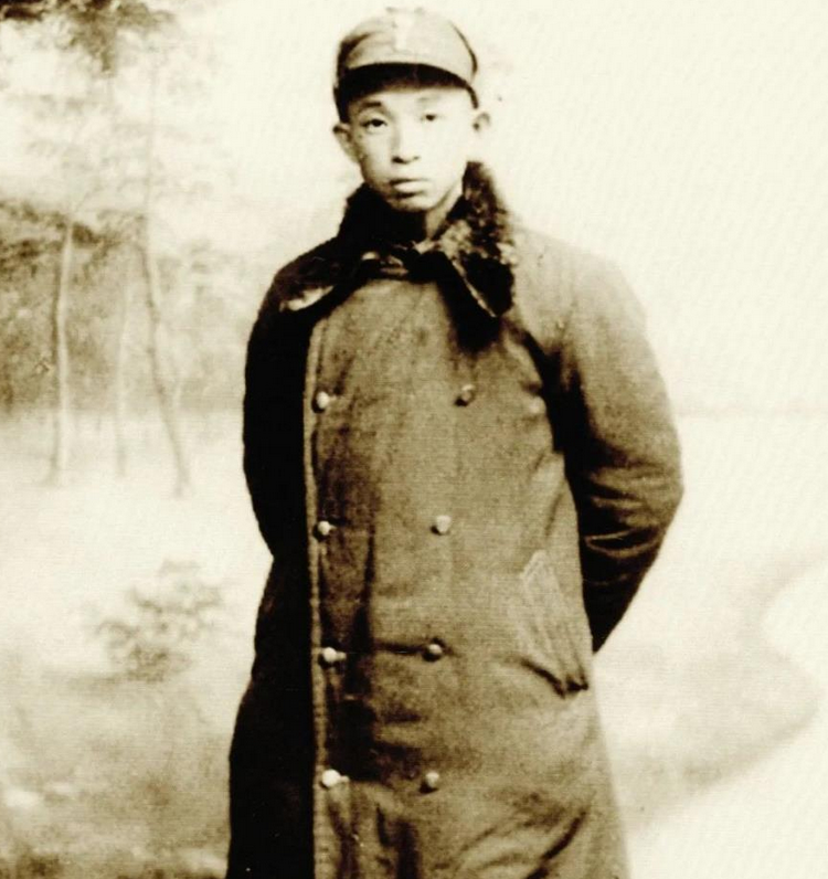 1950年初秋的一个傍晚，硝烟味尚未完全散尽的浙江军区司令部小院里，突然爆出尖锐