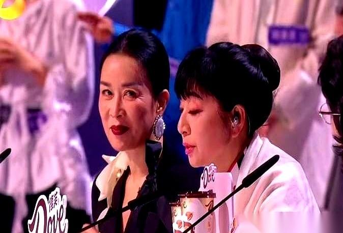 我跟你讲个笑话啊。台上那帮光鲜亮丽的“顶流”在假唱，台下那个调音师才是真正的“