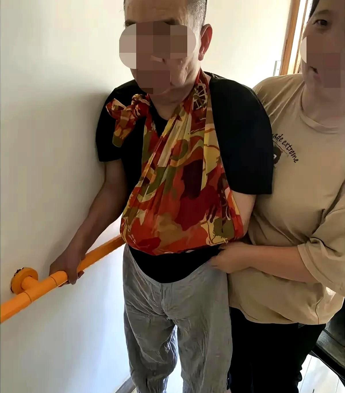 公公年轻时候经常打婆婆，他在外边沾花惹草，老了中风半身不遂。婆婆伺候他，烦了骂