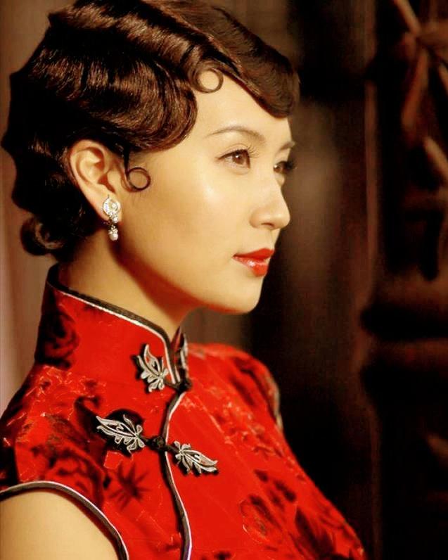 1900年，八国联军侵华，一群德国士兵闯进妓院抢劫，突然一名妓女用一口流利的德语