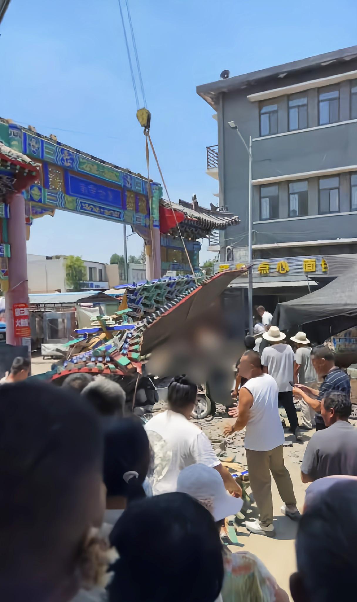 曲阜，集市老牌坊坠落致1死7伤，挖出的细节：1、出事的这处牌坊，是几十年的