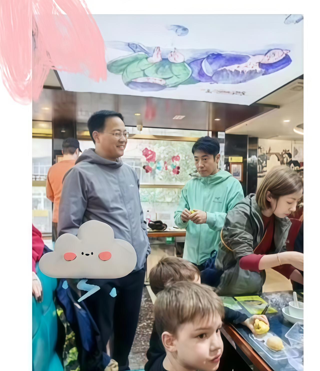 50岁撒贝宁带老婆子女回武汉老家过五一黄金周假期，他老婆李白的亲人从加拿大前来中