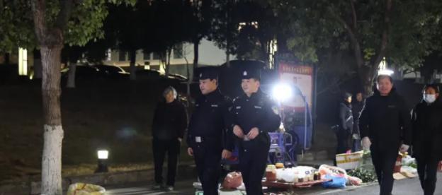 [加油]“这个县长你火了！”安徽，绩溪县县长看摊贩不容易，宣布政府门前的广场允许