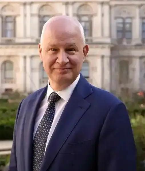 魏磊将成为新任英国驻华大使父亲曾担任香港总督英国外交部于2025年5月16