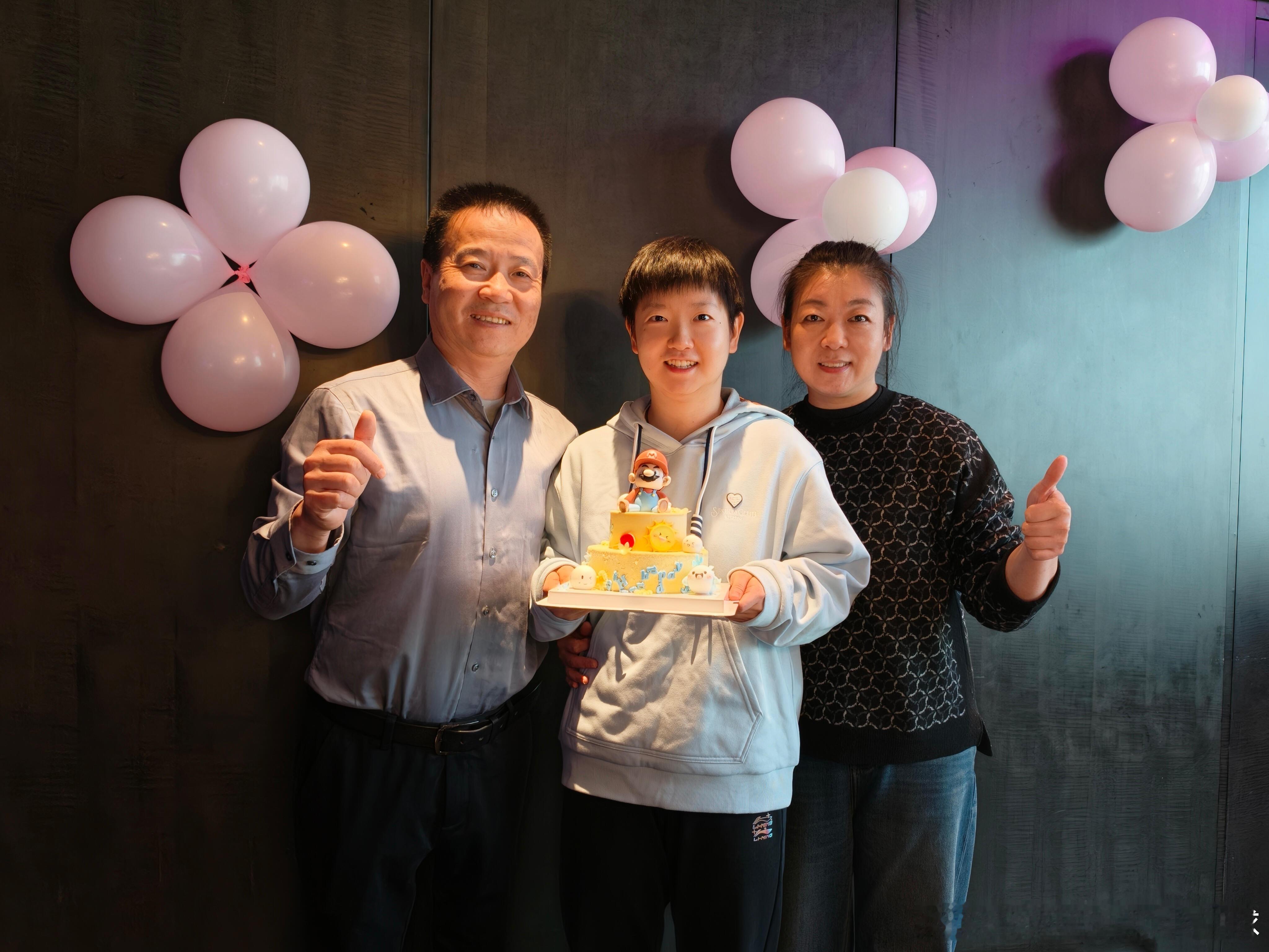 孙颖莎球迷现场大喊生日快乐莎莎终于和家人一起过生日了，还看了她最爱的烟花[来抱抱