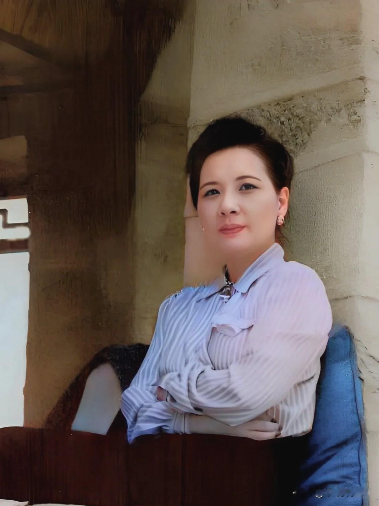 有人说宋美龄丑，来看看这张摄于1947年庐山含鄱口的老照片吧！这才是她当时的真实