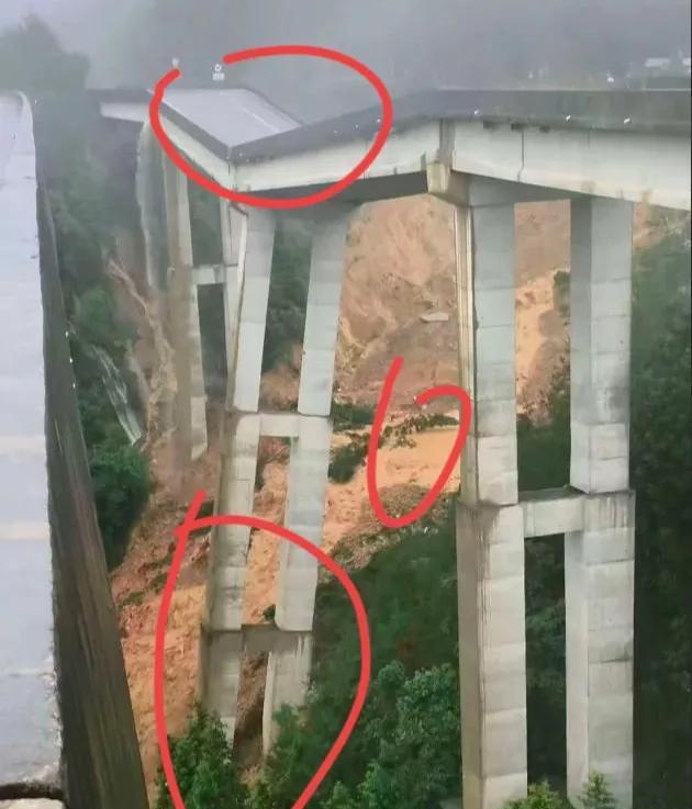 厦蓉高速猴子河特大桥垮塌，桥墩箱梁完好，或因滑坡地基坍塌。仔细观察事故现