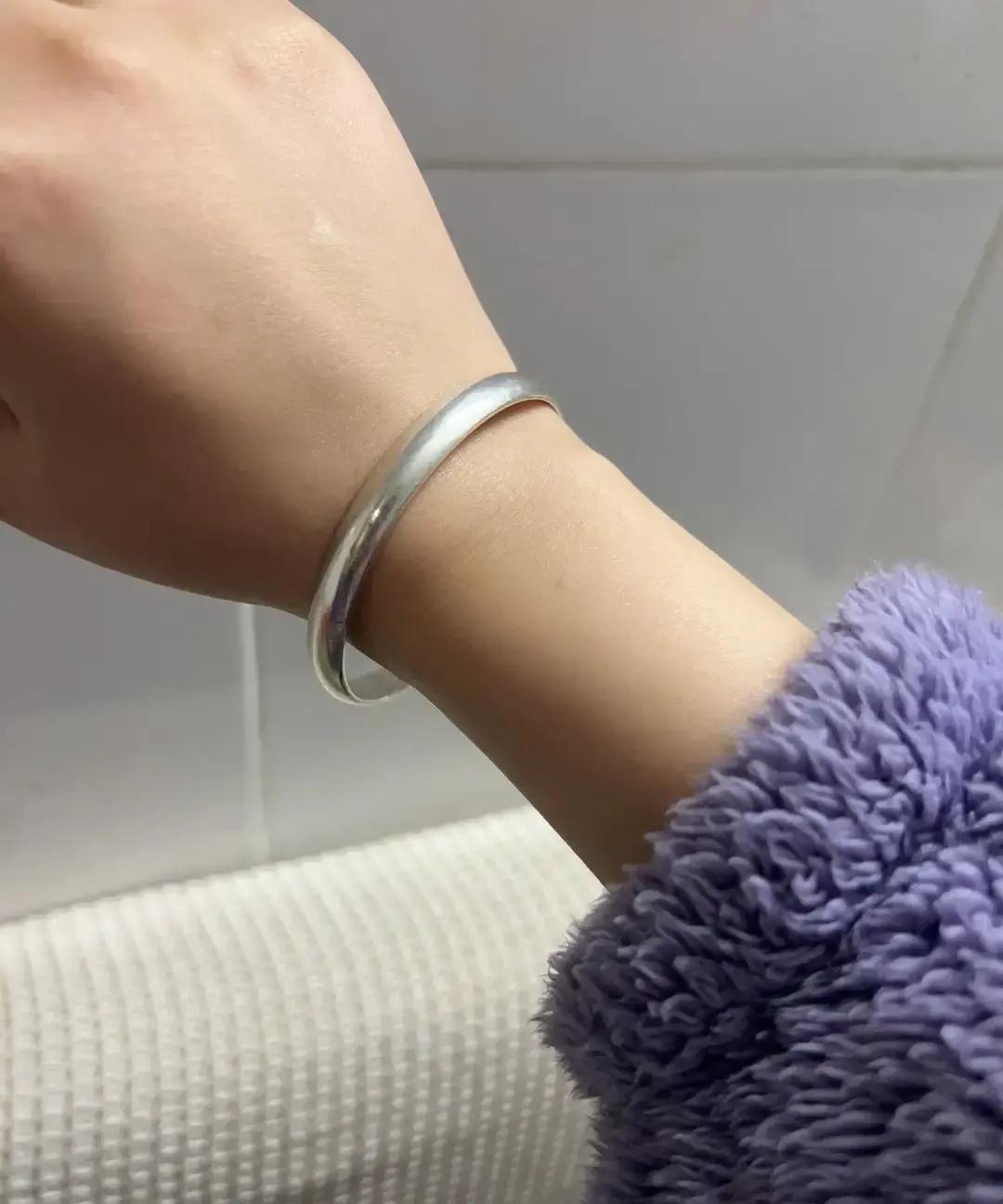 300块手镯变800！十三年前地摊淘的25克银圈，今天柜台标签直接翻倍。银