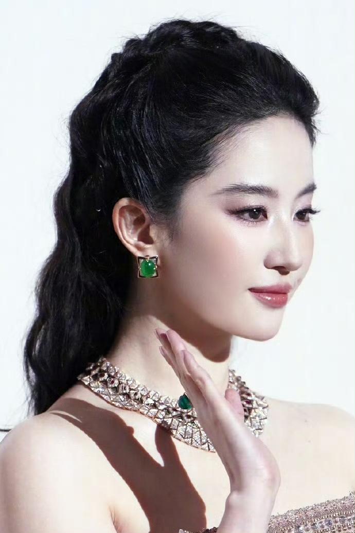宝石流转熠熠生辉，美人自有从容风骨。刘亦菲这组活动造型格外惊艳，鎏金礼服缀