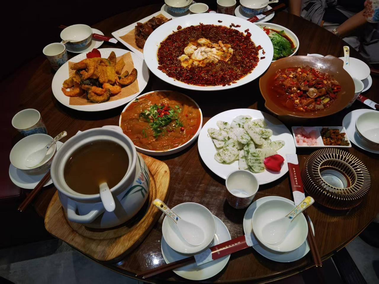 这份情谊谁能懂？10年前，我们去新疆旅行时，在吐鲁番葡萄沟，如火炉一样的天气