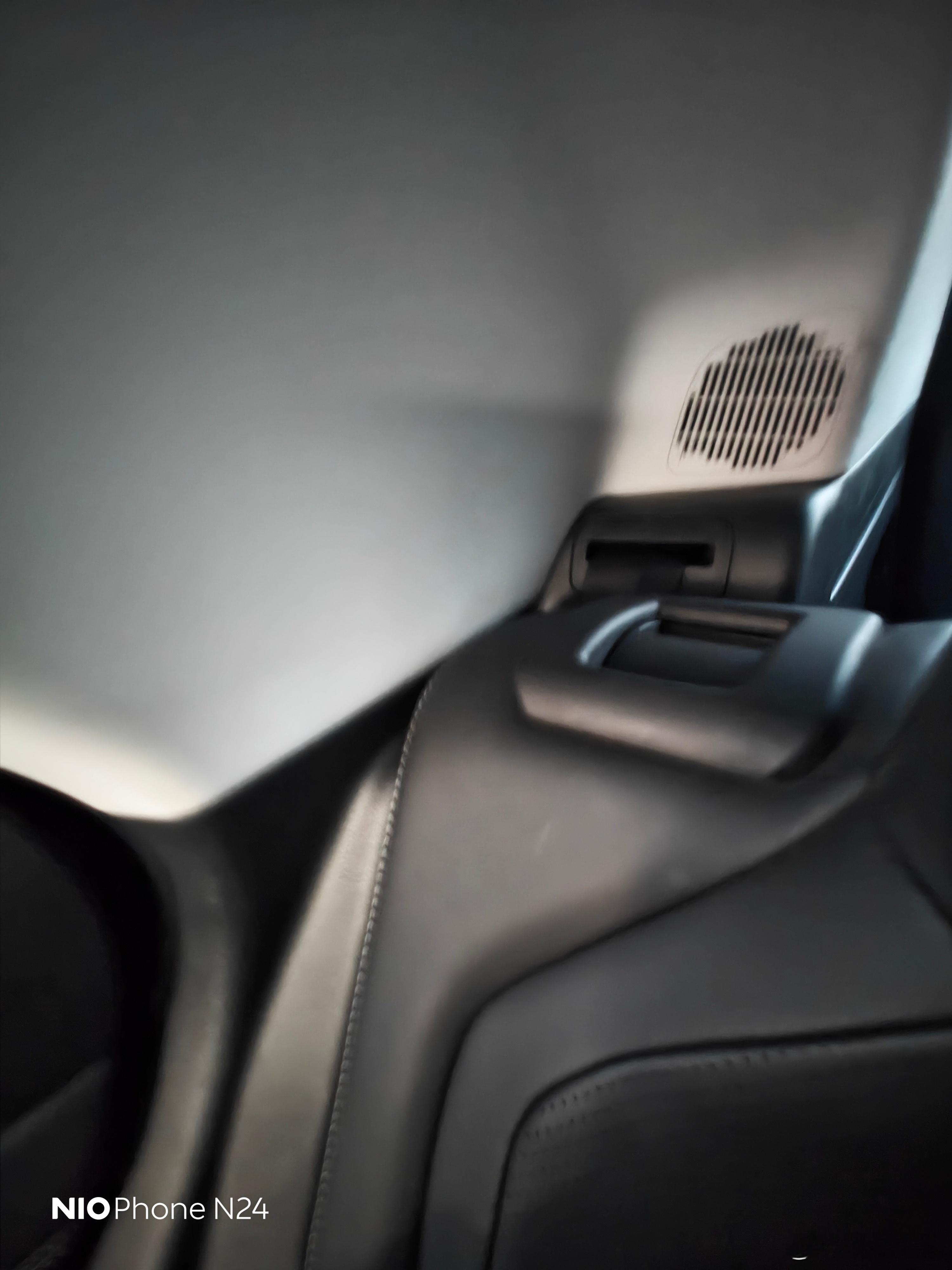 坐网约车后面想系安全带，结果安全带被压在靠背后面了，哎，有点慌电动兄弟