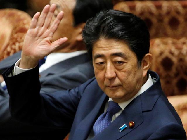 日本首相要撑不住了? 才进医院没多久, 安倍再次面临挑战