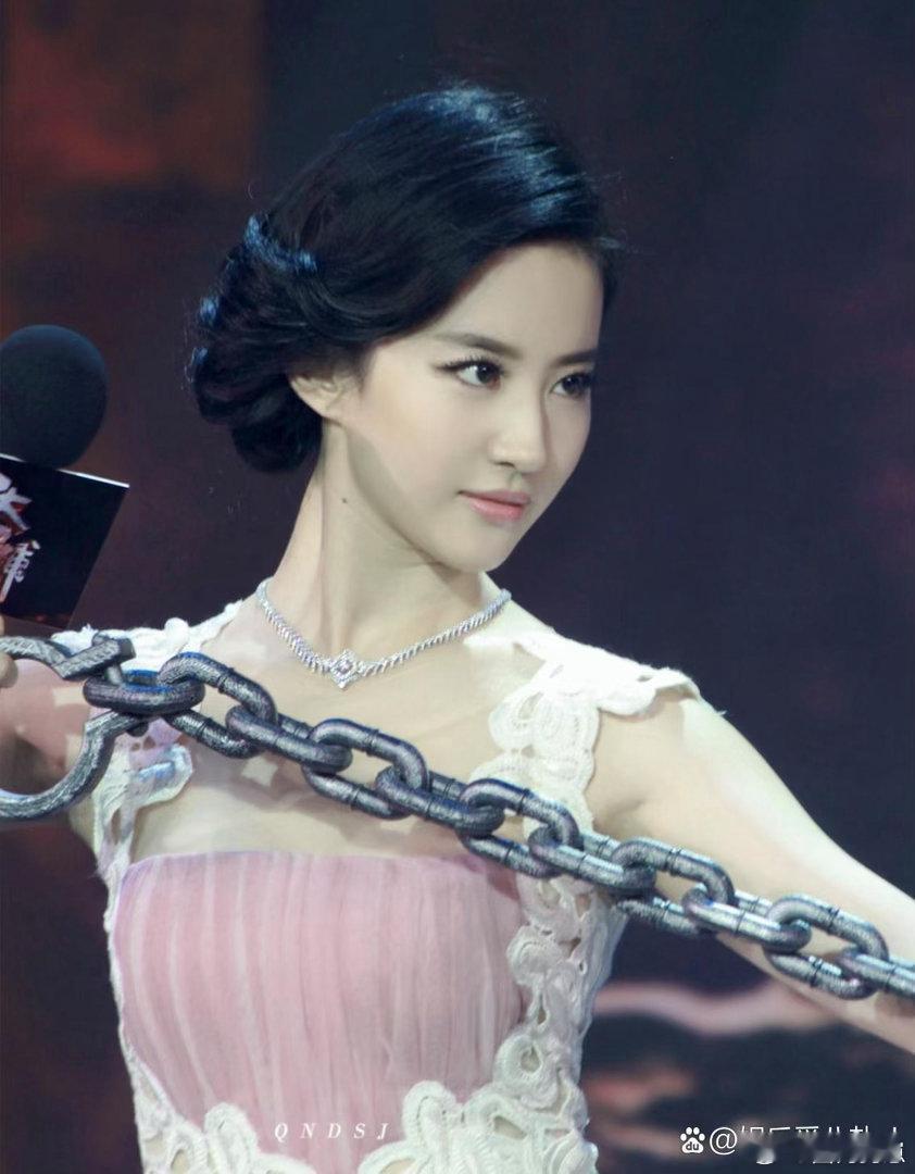 刘亦菲也太绝了，每一帧都美得让人移不开眼！