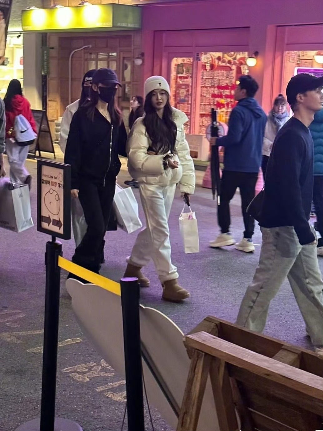 吴宣仪杨超越一起去韩国，私人行程就不要打扰了！！友谊长存呀