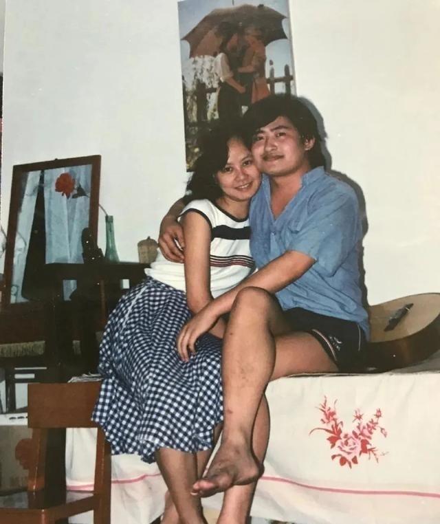 1987年，刘欢对主持人卢璐一见钟情，认识9天后就求婚成功，可是去民政局登记时，
