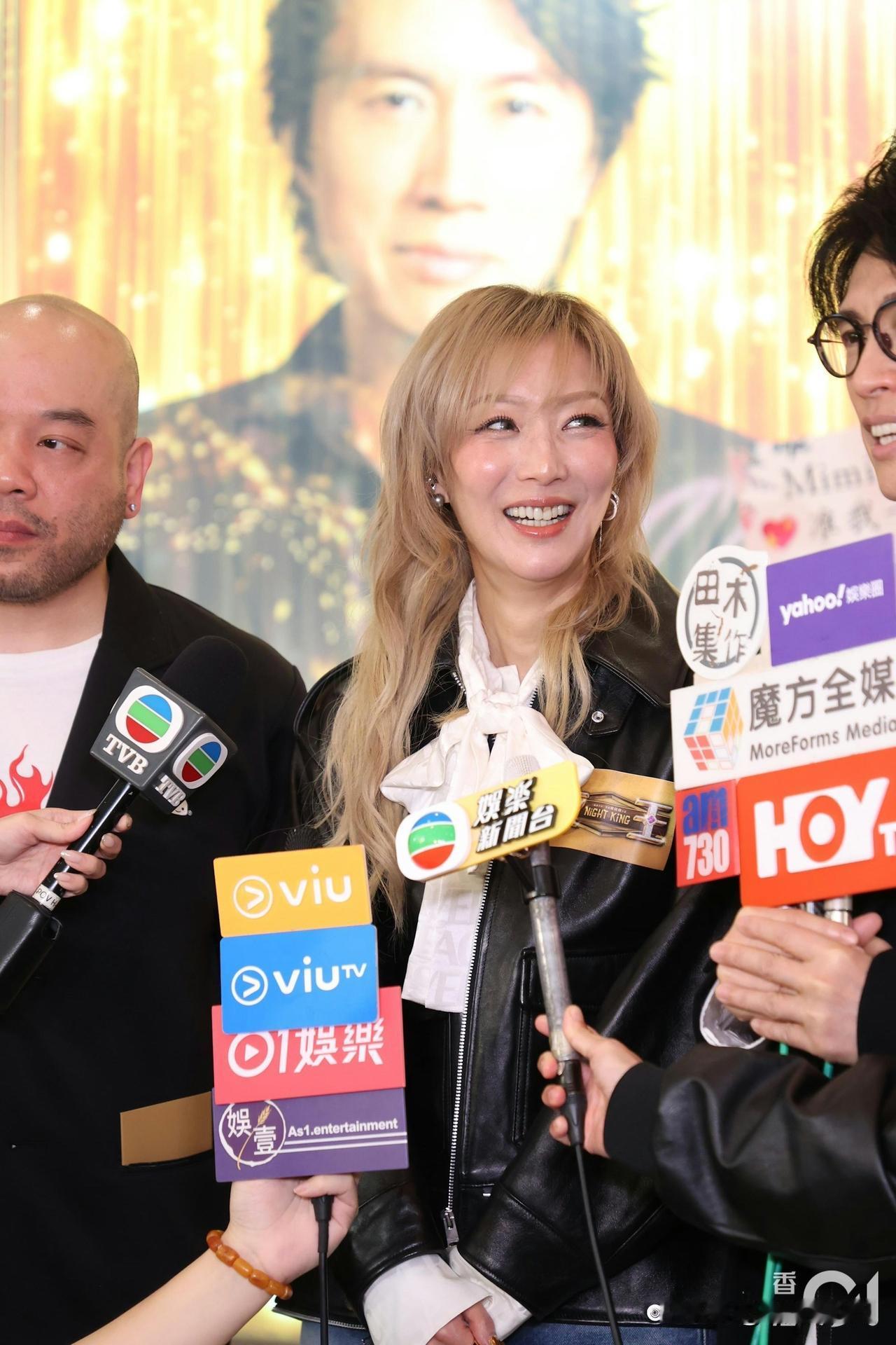 天呢，54岁的郑秀文是不是太逆天了，只知道她很喜欢健身，同剧组男演员都对她甘拜下