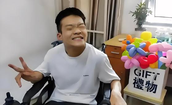 云南一老人为了抱孙子，给脑瘫儿子娶媳妇，谁料，生下两个娃后，他却哭着说：“我真后