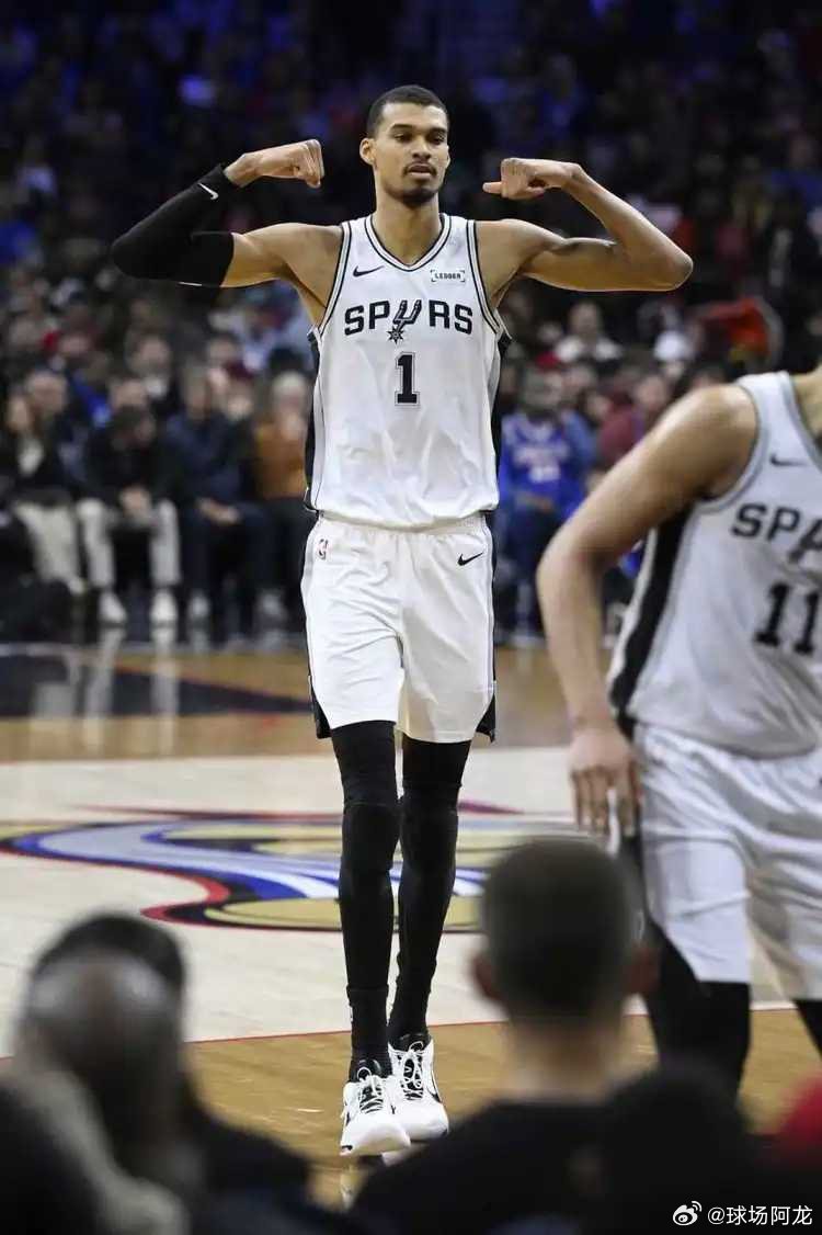 北京时间3月4日，NBA常规赛马刺客场对阵76人，面对缺少恩比德、乔治与乌布雷3