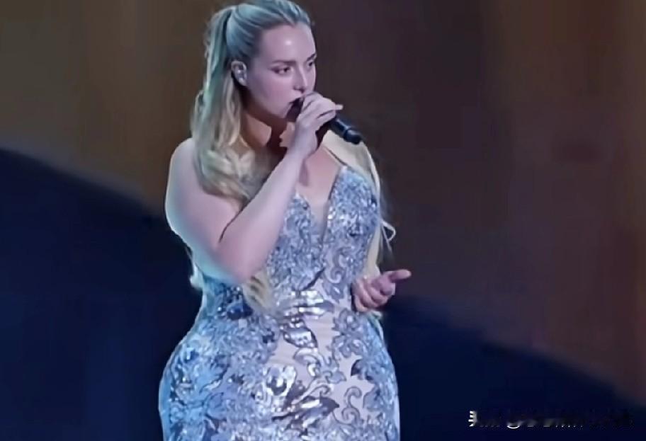 第一次见到这么特别的身材比例！脸小巧精致，身材却圆润饱满，好奇是怎么做到只