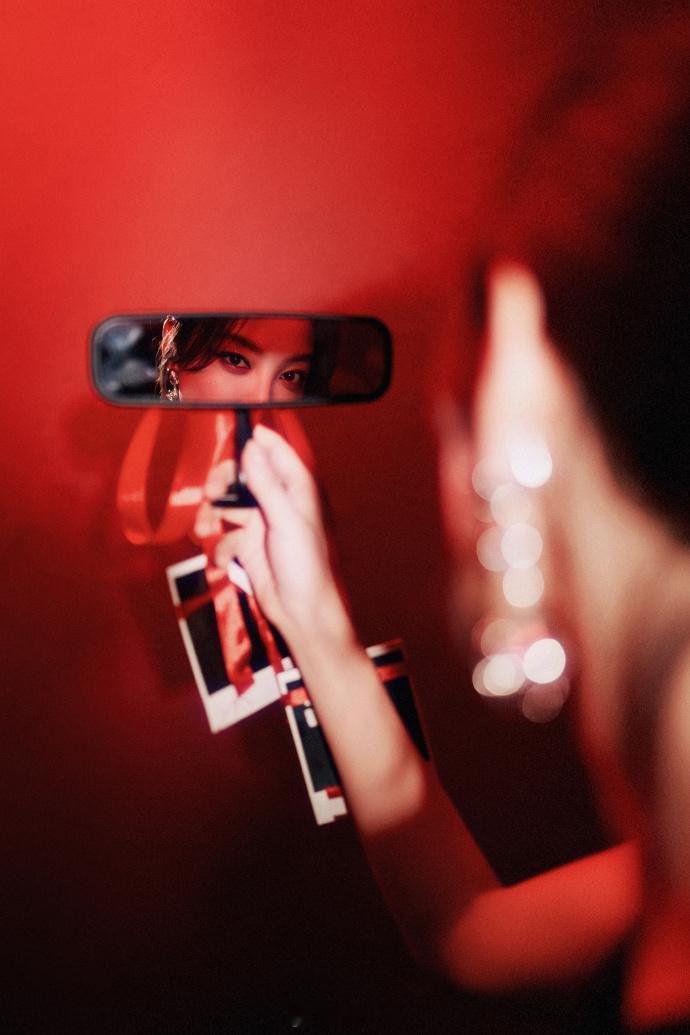 露背吊带裙，性感吸睛明媚动人——辛芷蕾。每日明星美图分享