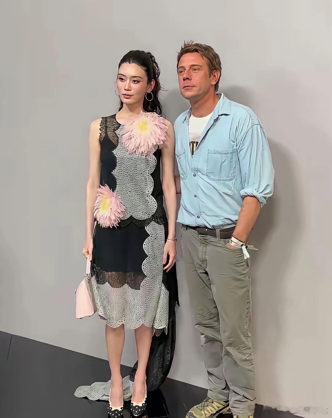 谷爱凌这条裙子，算是把普通人和精英的认知差距彻底暴露了。她穿的真丝长裙坐下就皱得