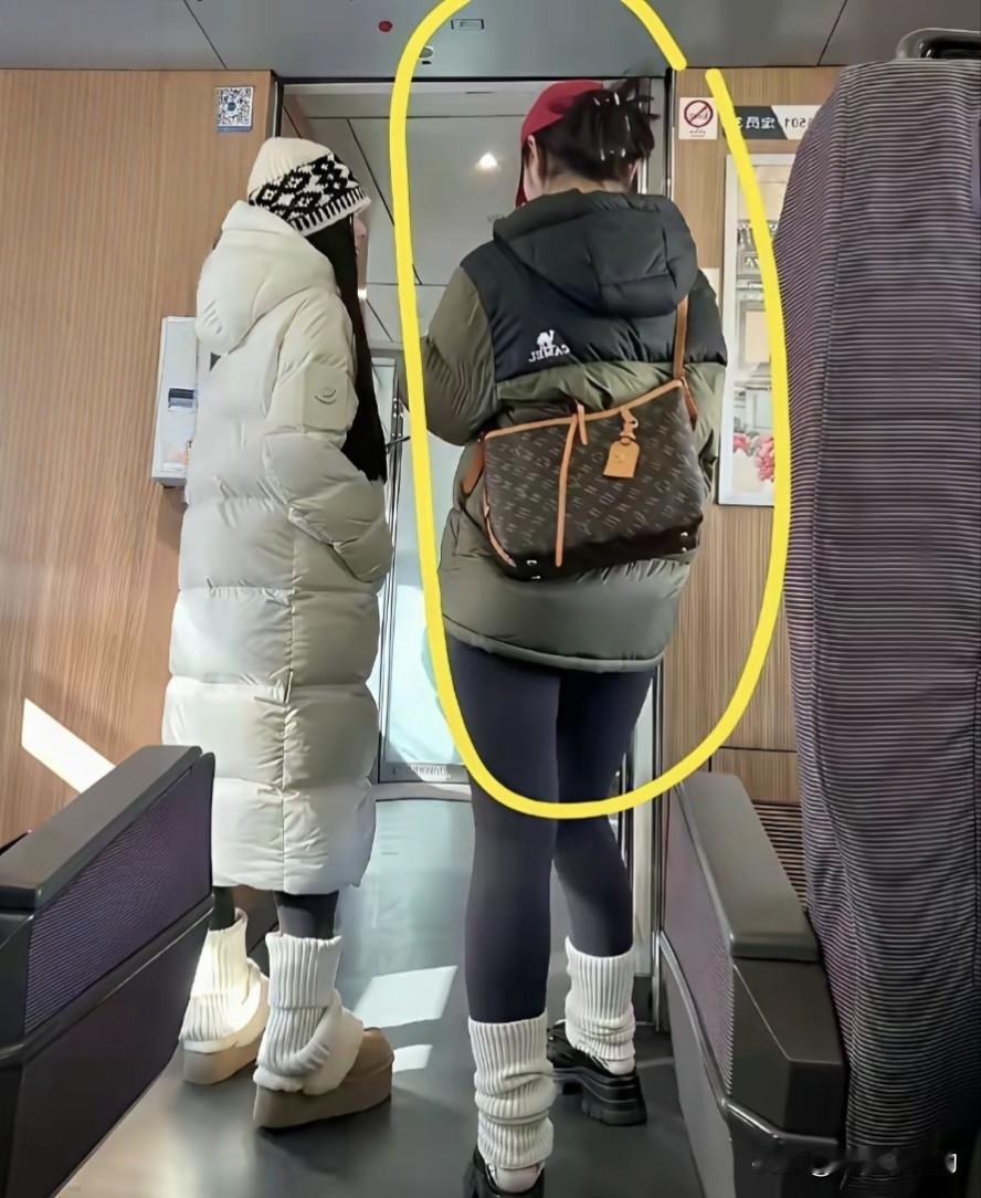 不知道啥时候流行袜子这样穿了？时尚也会时光倒流的慢慢又变成了以前然后再轮