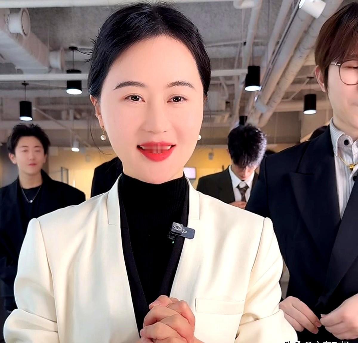 直播翻车，气垫掉渣谁背锅？镜头前，相宜博士刚打开爱敬气垫，整块膏体啪嗒掉在桌