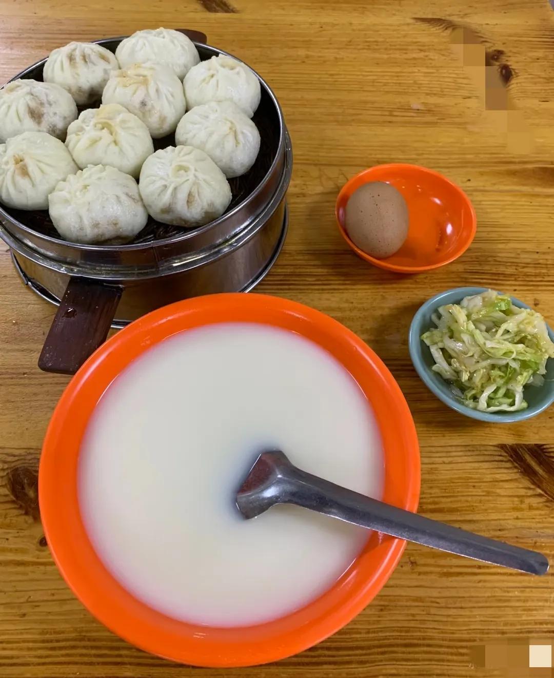 厂门口新开一个早餐档，老板是不是疯了。一笼小笼包10个，一碗豆浆，一个鸡蛋，一