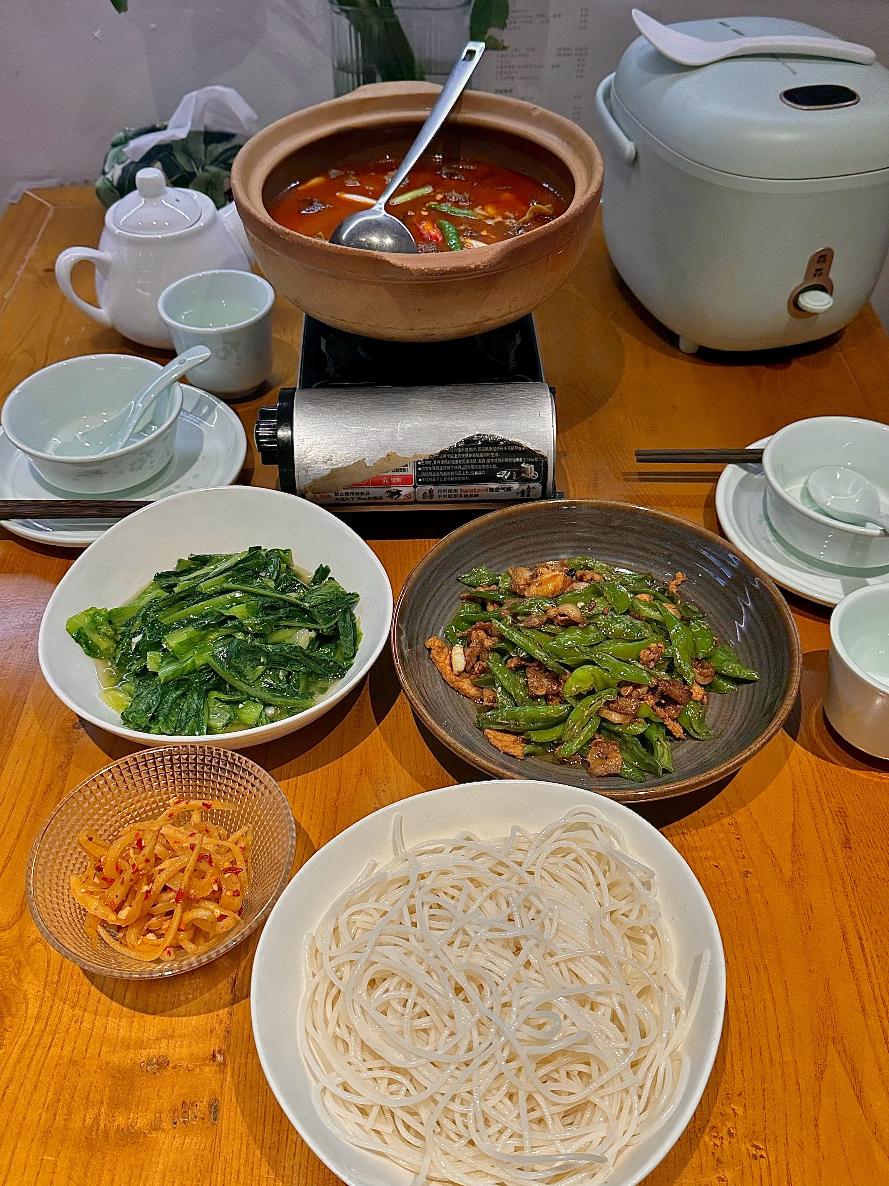 🍲谁懂啊!在长沙吃到的这锅牛腩炖牛筋,直接香到我心巴上!糯叽叽的牛筋裹满红亮的