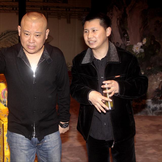 相声演员何云伟说，零二年夏天，我离开了德云社，不走不行了，很多老人都走了，张文顺