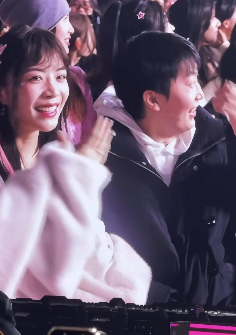 管泽元余霜突然被汪苏泷点到表示一个。感觉破次元壁了，一对是玩了十年游戏的官方