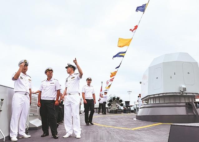别再吹俄海军了！俄罗斯3艘军舰到访中国湛江军港，本是一场友好军事交流，却露出了藏